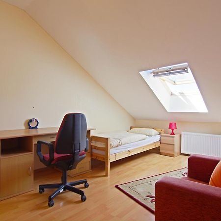 Private Rooms Near Exhibition Center Hannover Exterior photo
