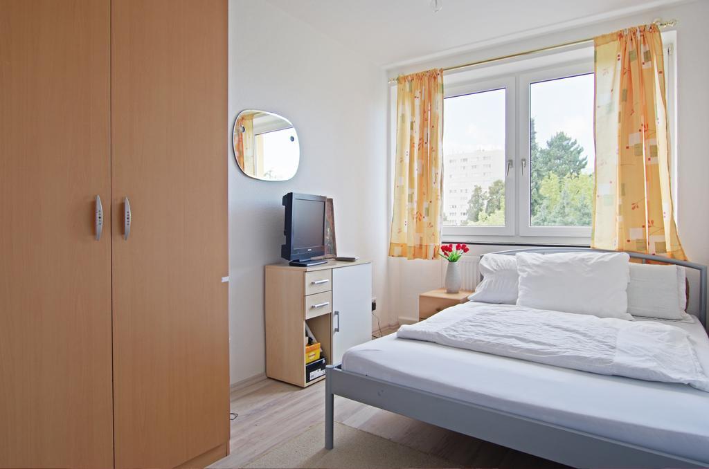 Private Rooms Near Exhibition Center Hannover Exterior photo