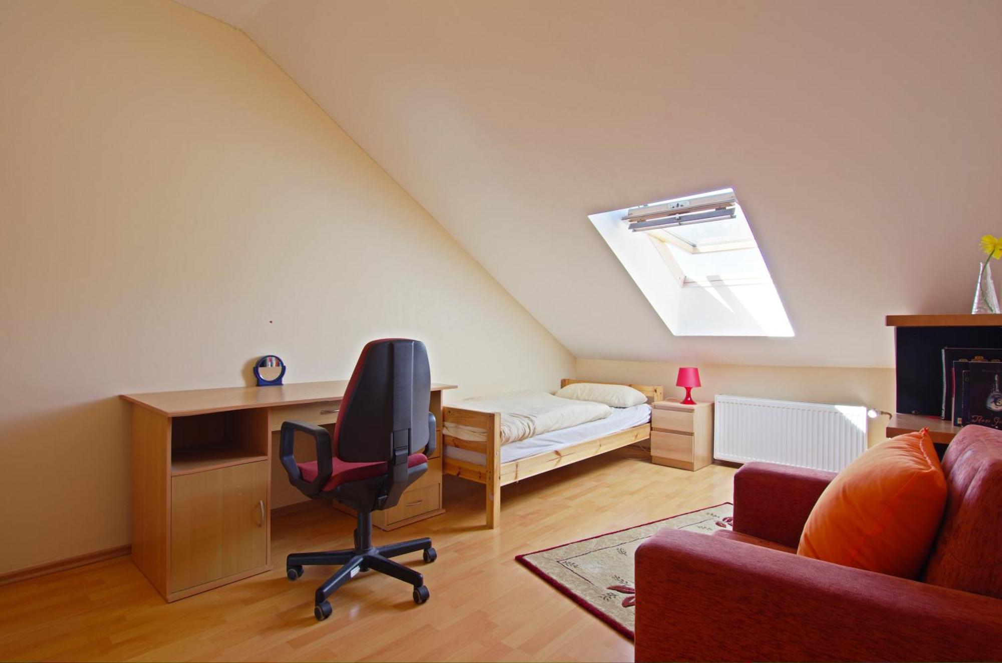 Private Rooms Near Exhibition Center Hannover Exterior photo