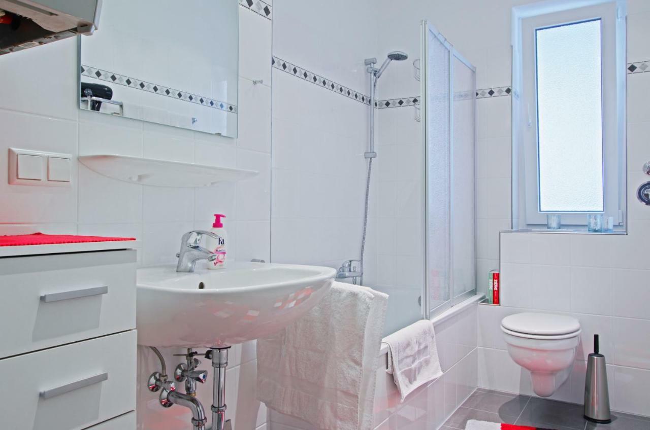 Private Rooms Near Exhibition Center Hannover Exterior photo