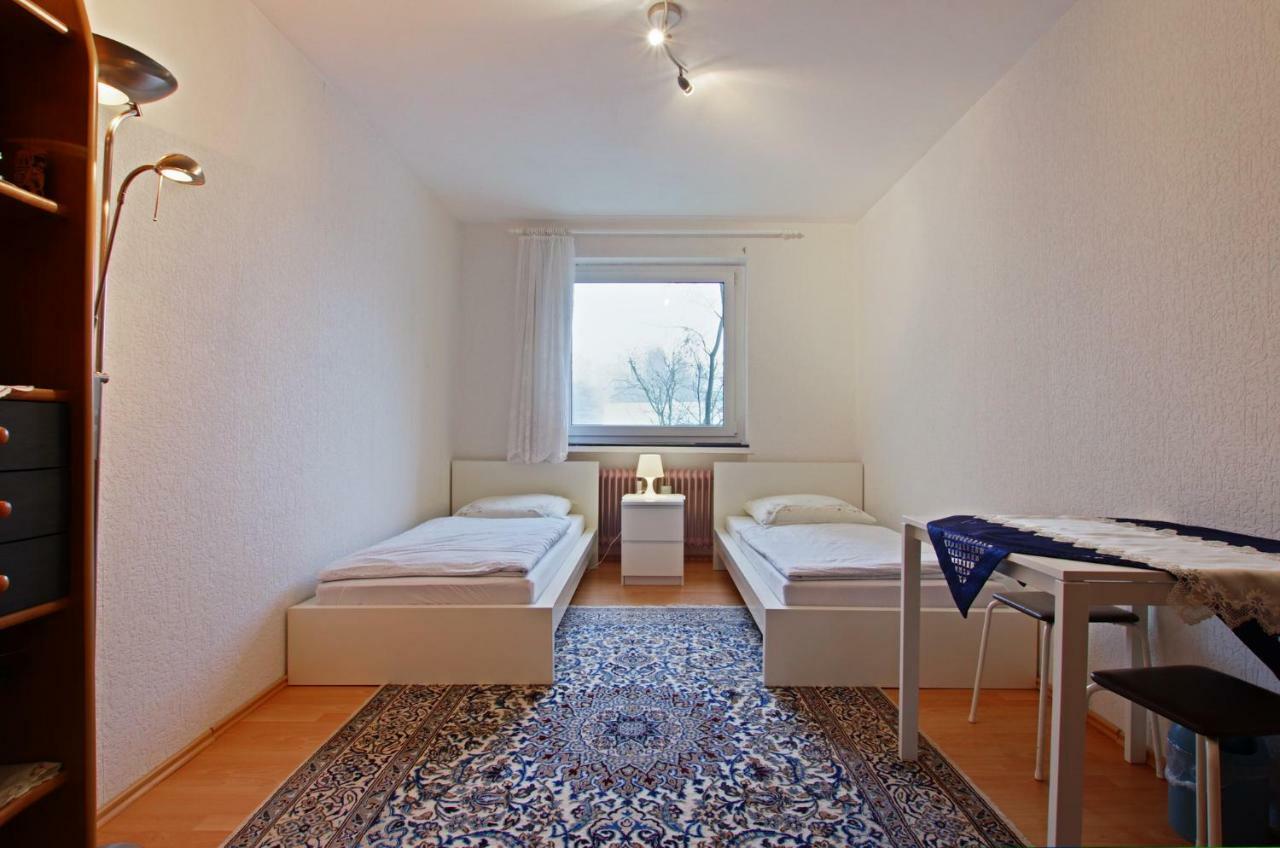 Private Rooms Near Exhibition Center Hannover Exterior photo