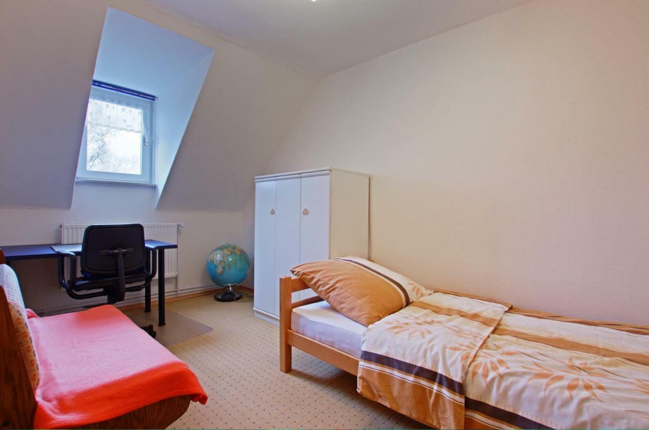 Private Rooms Near Exhibition Center Hannover Exterior photo