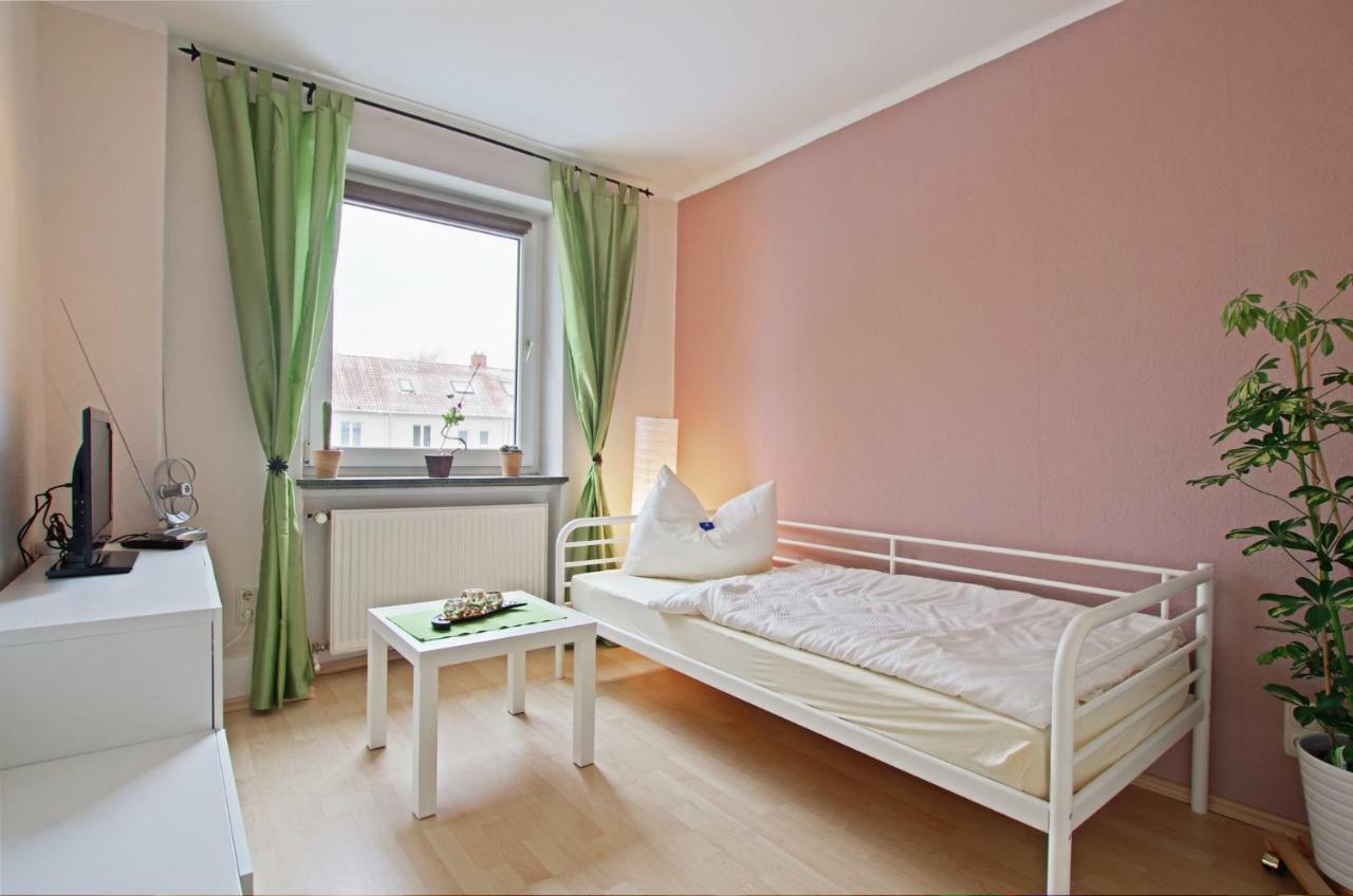 Private Rooms Near Exhibition Center Hannover Exterior photo