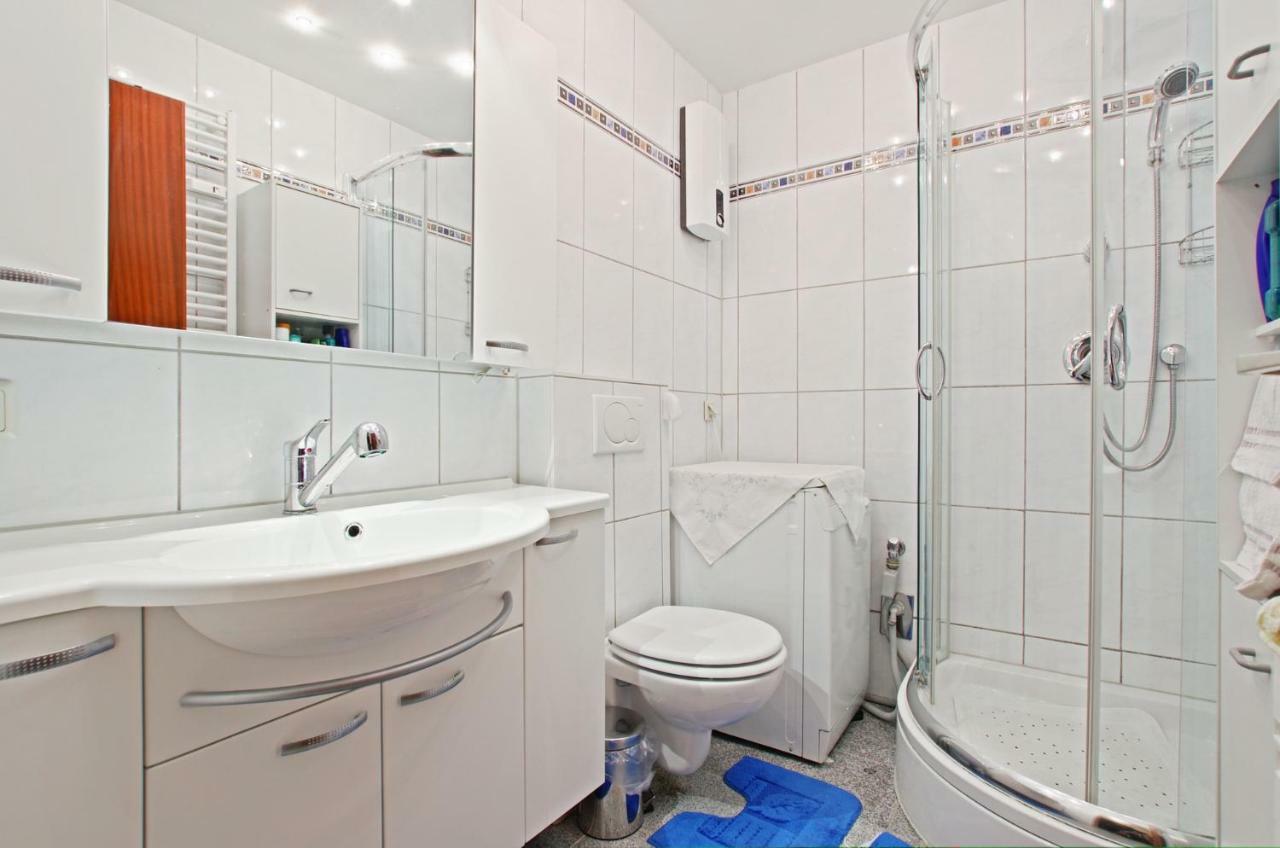 Private Rooms Near Exhibition Center Hannover Exterior photo
