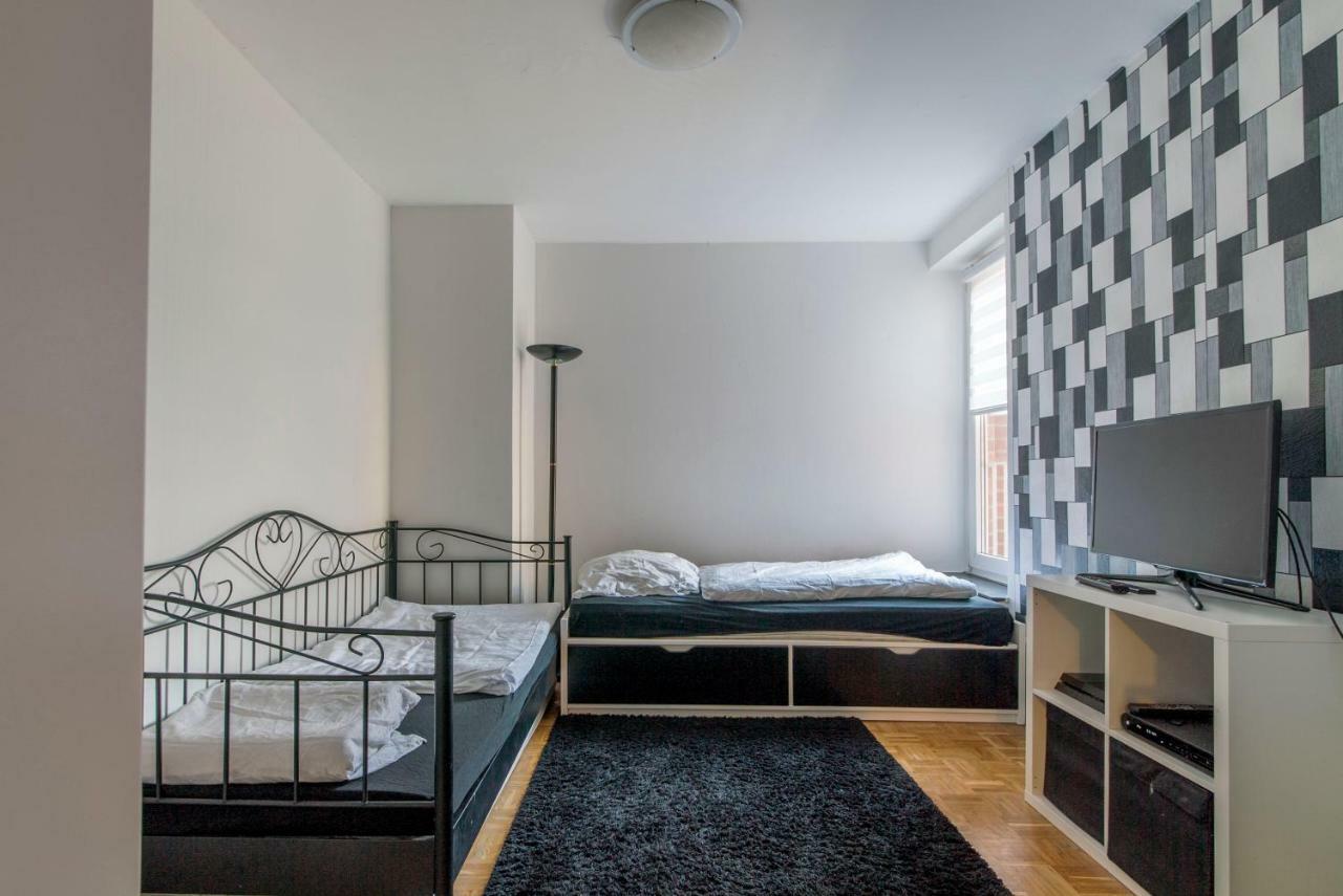 Private Rooms Near Exhibition Center Hannover Exterior photo
